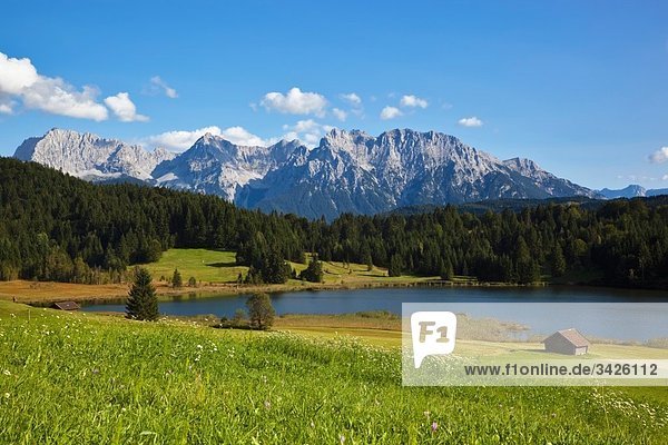 Deutschland  Bayern  Geroldsee mit Blick auf das Karwendelgebirge