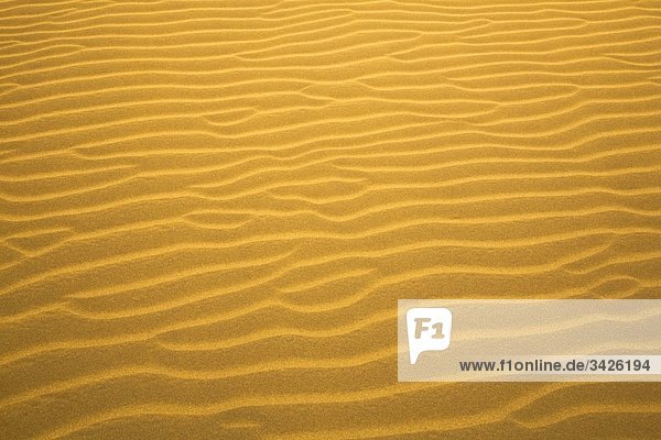 Italien  Wellen im Sand  Vollbild