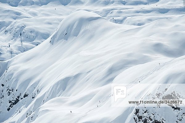 Österreich  Arlberg  Skifahrer auf der Piste