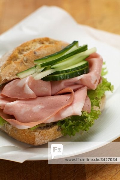 Sandwich mit Mortadella  Salat und Gurkenscheiben  Nahaufnahme