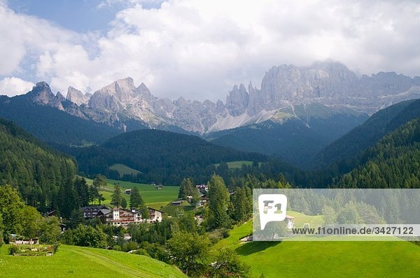 Italien  Südtirol  Dorf Rosengarten  Berge im Hintergrund  erhöhte Aussicht