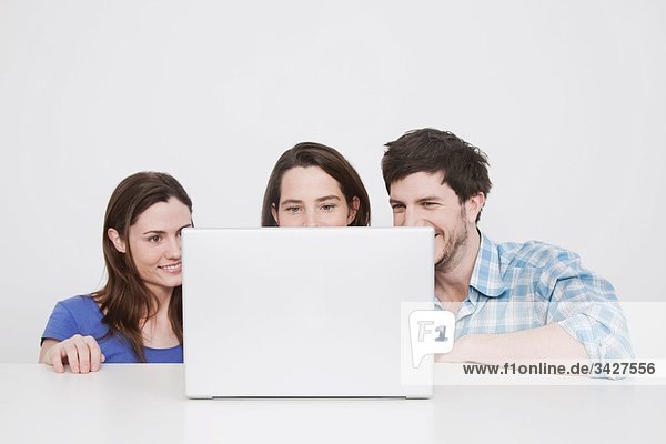 Mann und Frau mit Laptop  lächelnd