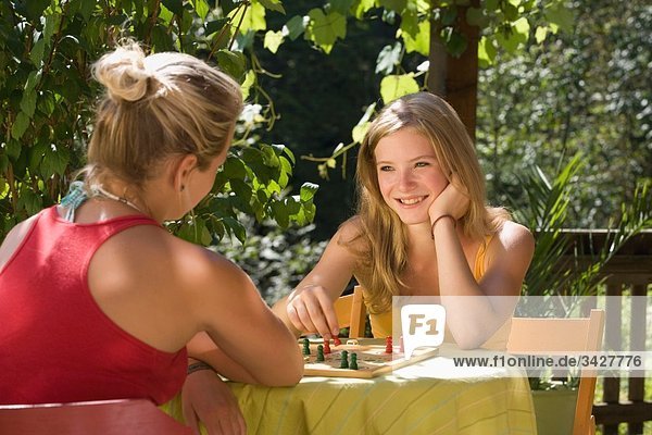 Österreich  Salzburger Land  Teenagermädchen (14-15) spielen Ludo im Garten