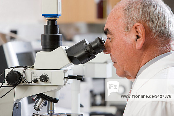 Labortechniker unter dem Mikroskop