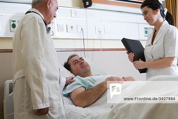 Patient im Krankenhaus mit Arzt und Krankenschwester