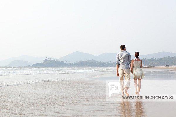 Paar beim Spaziergang im Meer
