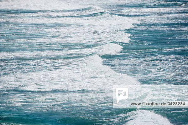Luftaufnahme der Wellen am Muriwai Beach
