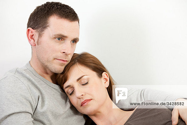 Schlafende Frau auf dem Mann ruhend