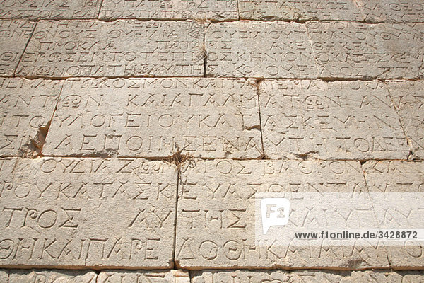 Inschrift an der Wand bei Ruinen von Patara in der Türkei
