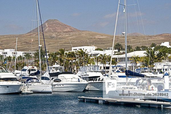 Jachthafen von Puerto Calero  Lanzarote  Spanien