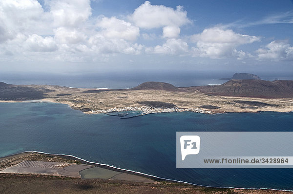 Blick auf La Graciosa vom Mirador del Rio Lanzarote Spanien Vogelperspektive