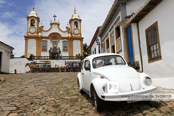 Blick auf die Kirche Santo Antonio  Auto im Vordergrund  Tiradentes  Minas Gerais  Brasilien