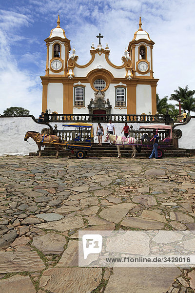 Kutschen vor der Kirche Santo Antonio  Tiradentes  Minas Gerais  Brasilien