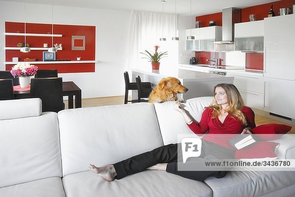 sitzend Frau Couch Küche Innenaufnahme modern