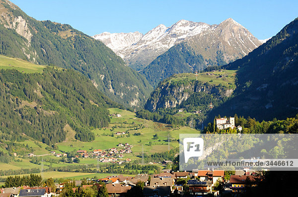 Erhöhte Ansicht Aufsicht europäisch Gebäude Hintergrund Alpen