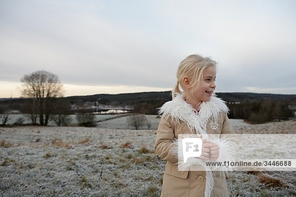 Skandinavien  Schweden  Vastergotland  Mädchen tragen Pelz Jacke  lächelnd