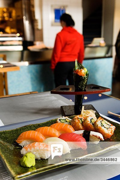 Eine Platte mit Sushi in einem restaurant