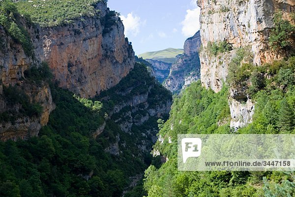 Eine tiefe Schlucht