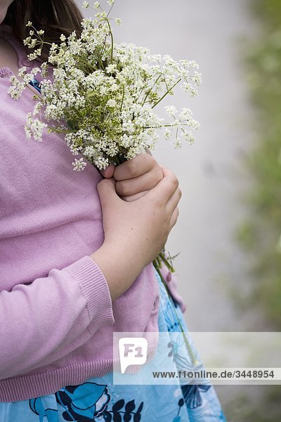 Skandinavien  Schweden  Uppsala  Girl (10-11) hält Blumenstrauß  Nahaufnahme