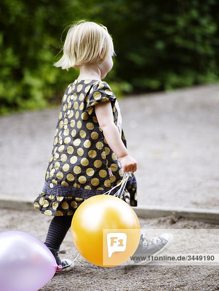 Skandinavien  Schweden  Stockholm  Mädchen zu Fuß mit der hält Ballons