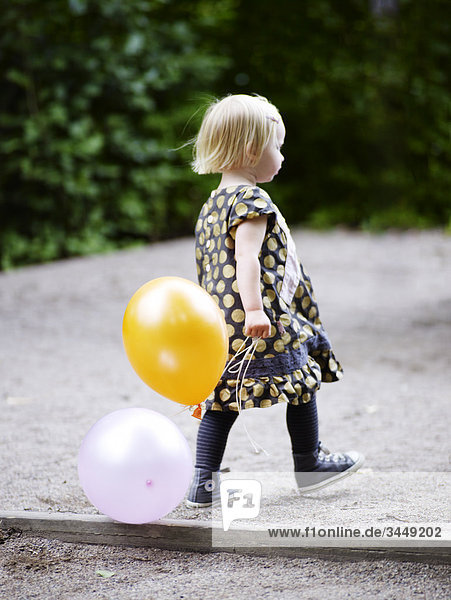 Skandinavien  Schweden  Stockholm  Mädchen zu Fuß mit der hält Ballons