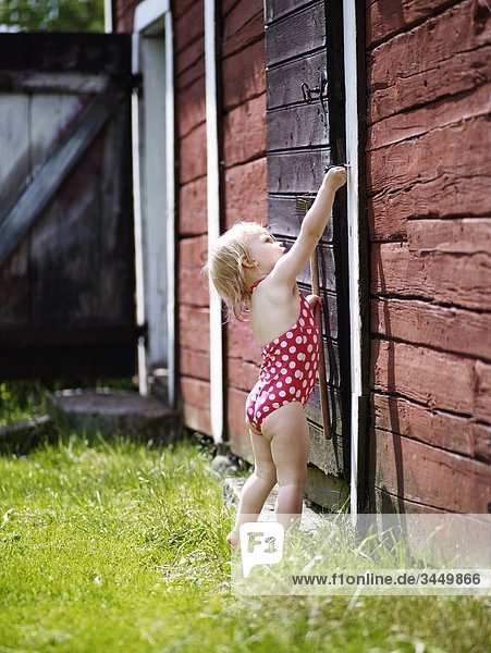 anprobieren offen Tür Scheune Seitenansicht 2-3 Jahre 2 bis 3 Jahre Mädchen Skandinavien Schweden