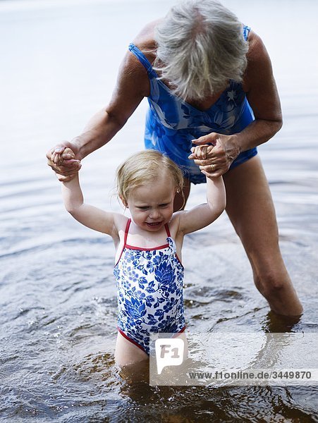 stehend See Enkeltochter Großmutter 2-3 Jahre 2 bis 3 Jahre Skandinavien Schweden