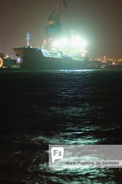 Ansicht der Frachtschiff in der Nacht