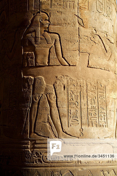 Relief auf einer Säule  Kom Ombo Tempel  Ägypten  Detail