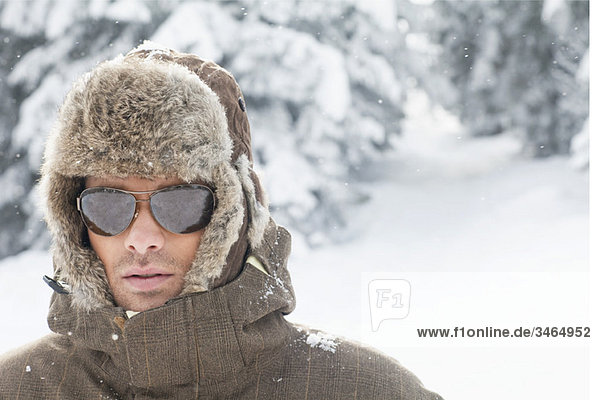 Porträt eines jungen Mannes in Winterkleidung
