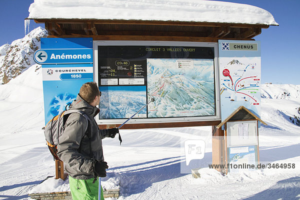 Skifahrer auf der Karte  Courchevel  Frankreich