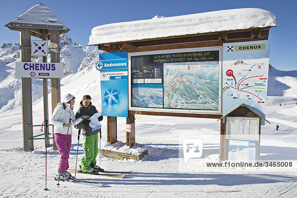 Ein paar Skifahrer auf der Karte  Courchevel  Frankreich