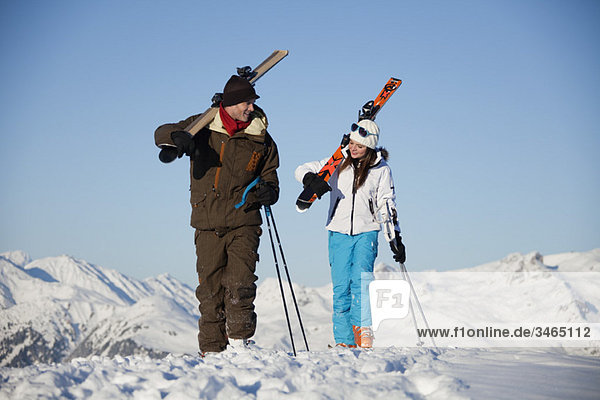 Vater und Tochter mit Skiern