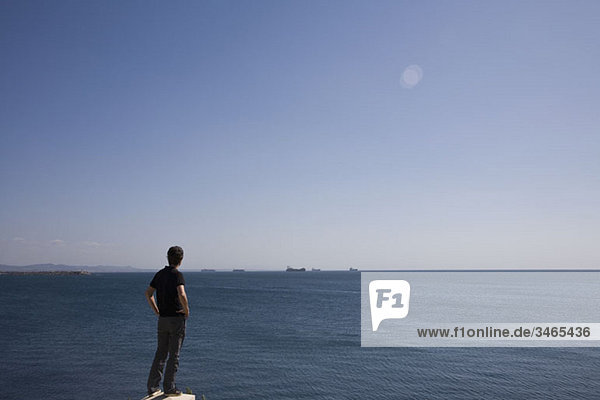 Rückansicht eines Mannes mit Blick aufs Meer  Sines  Portugal