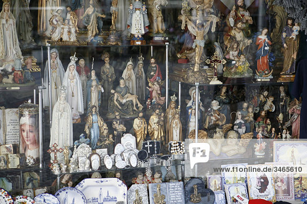 Religiöse Ikonen und Utensilien in einem Schaufenster angeordnet