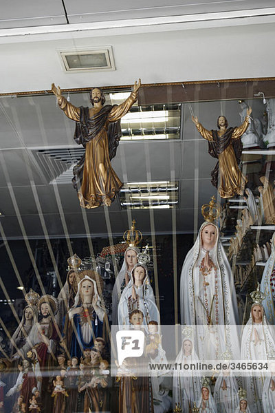 Detail der in einem Schaufenster angeordneten religiösen Ikonen