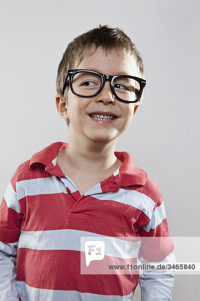 Ein kleiner Junge mit gefälschter Brille und lächelndem Lächeln  Studioaufnahme