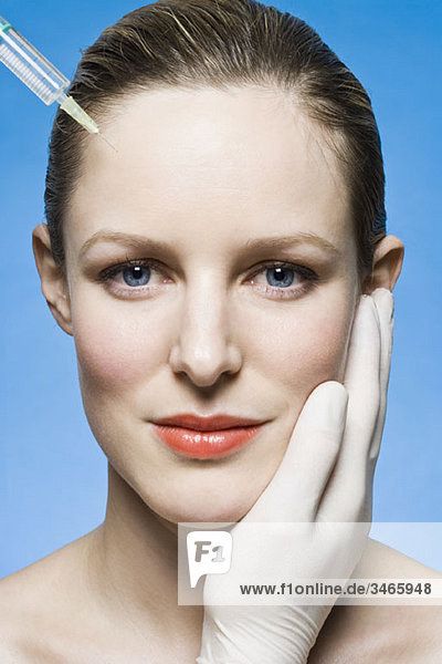 Eine Frau  die eine Botox-Injektion erhält.