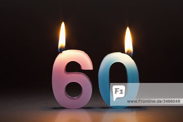 Zwei Kerzen in Form der Zahl 60