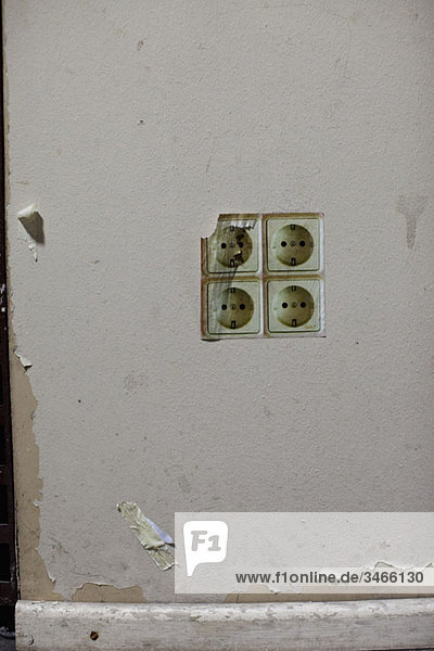 Ein Bild von Steckdosen an der Wand