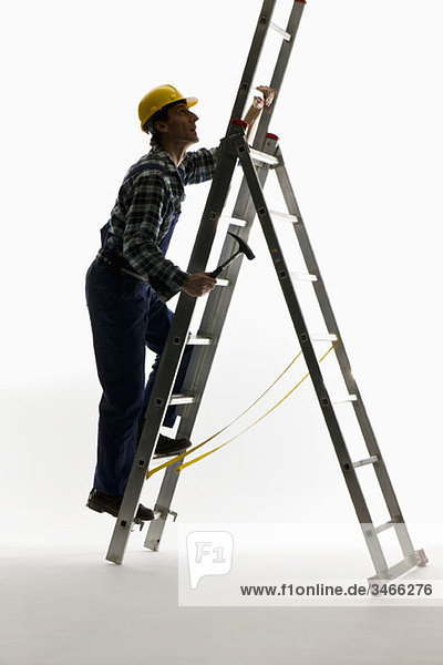 Ein Bauarbeiter auf einer Leiter