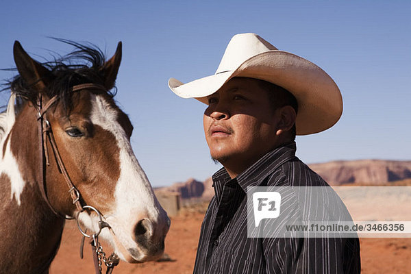 Ein Cowboy und Pferd  Monument Valley Navajo Tribal Park  Monument Valley  Utah  USA