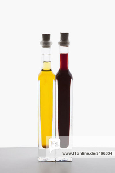 Flaschen mit Olivenöl und Balsamico-Essig