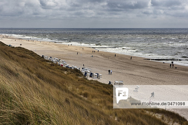 Touristen am Strand  Sylt  Schleswig-Holstein  Deutschland  Europa