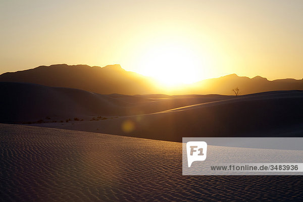 Sonnenuntergang im White Sands National Monument  New Mexico  USA