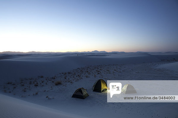 Drei Zelte in einer Wüste  White Sands National Monument  New Mexico  USA  Erhöhte Ansicht