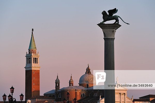 Markussäule und San Giorgio maggiore  Venedig  Italien  Europa