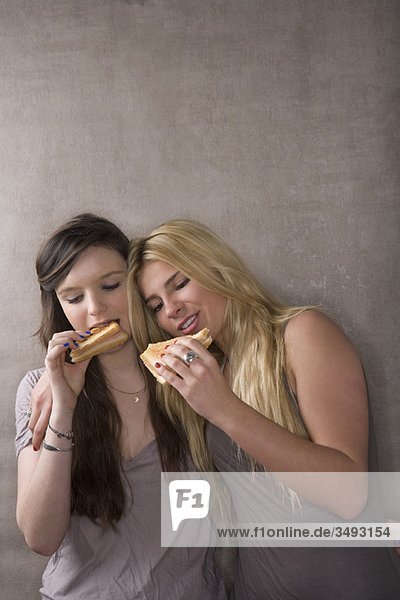 Freunde essen Sandwiches