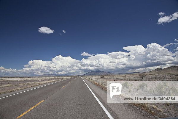 Landstraße  New Mexico  USA  Fluchtpunktperspektive