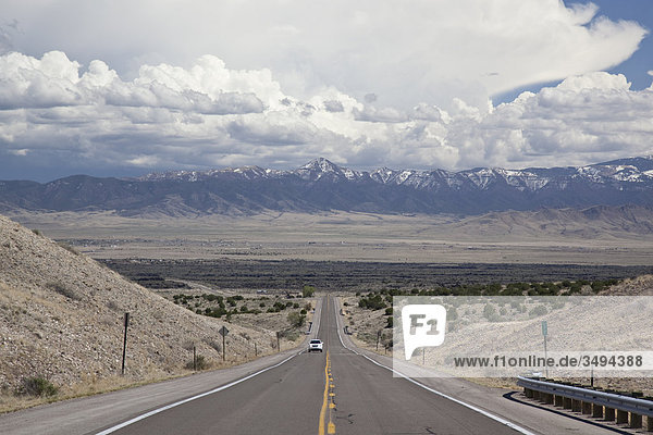 Auto auf einer Landstraße,  Valley of Fires,  New Mexico,  USA,  Erhöhte Ansicht
